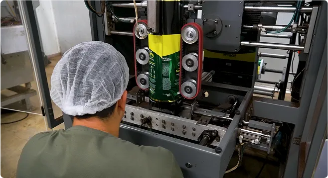 personal empacando café del valle puro