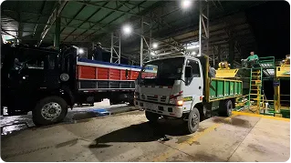 camiones cargados de café en el beneficio